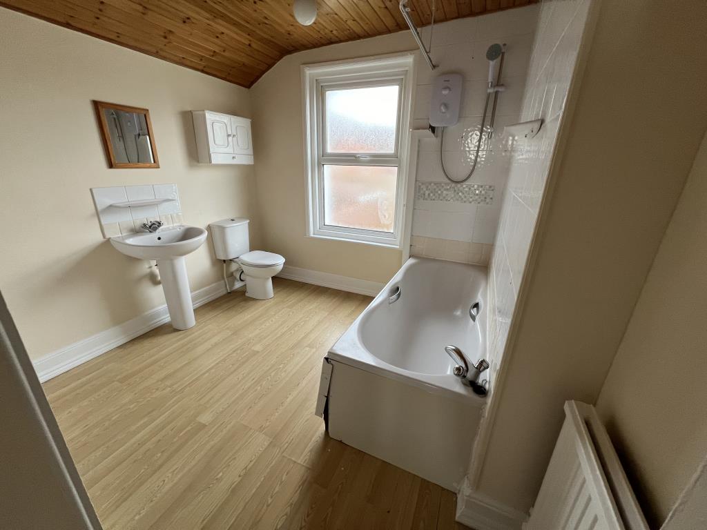 Lot: 13 - TWO-BEDROOM TERRACE HOUSE WITH GARDEN - General view of bathroom
